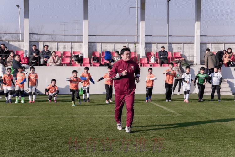 海港周末举行“海港校园行”活动,吕文君、蔡慧康参加 海港周末举行“海港校园行”活动,吕文君、蔡慧康参加